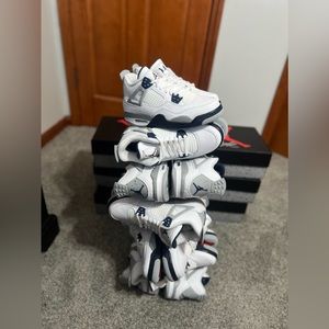 Jordan 4 Midnight Navy.